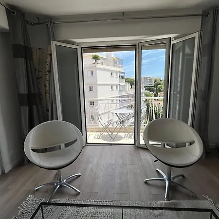 Διαμέρισμα Well-located With Terrace And Balcony